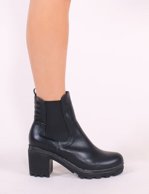 Ari Heeled Chelsea Boots in Black
